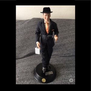 🟦17’inch Franklin Mint- Frank Sinatra Porcelain Doll/Musical Stand Base